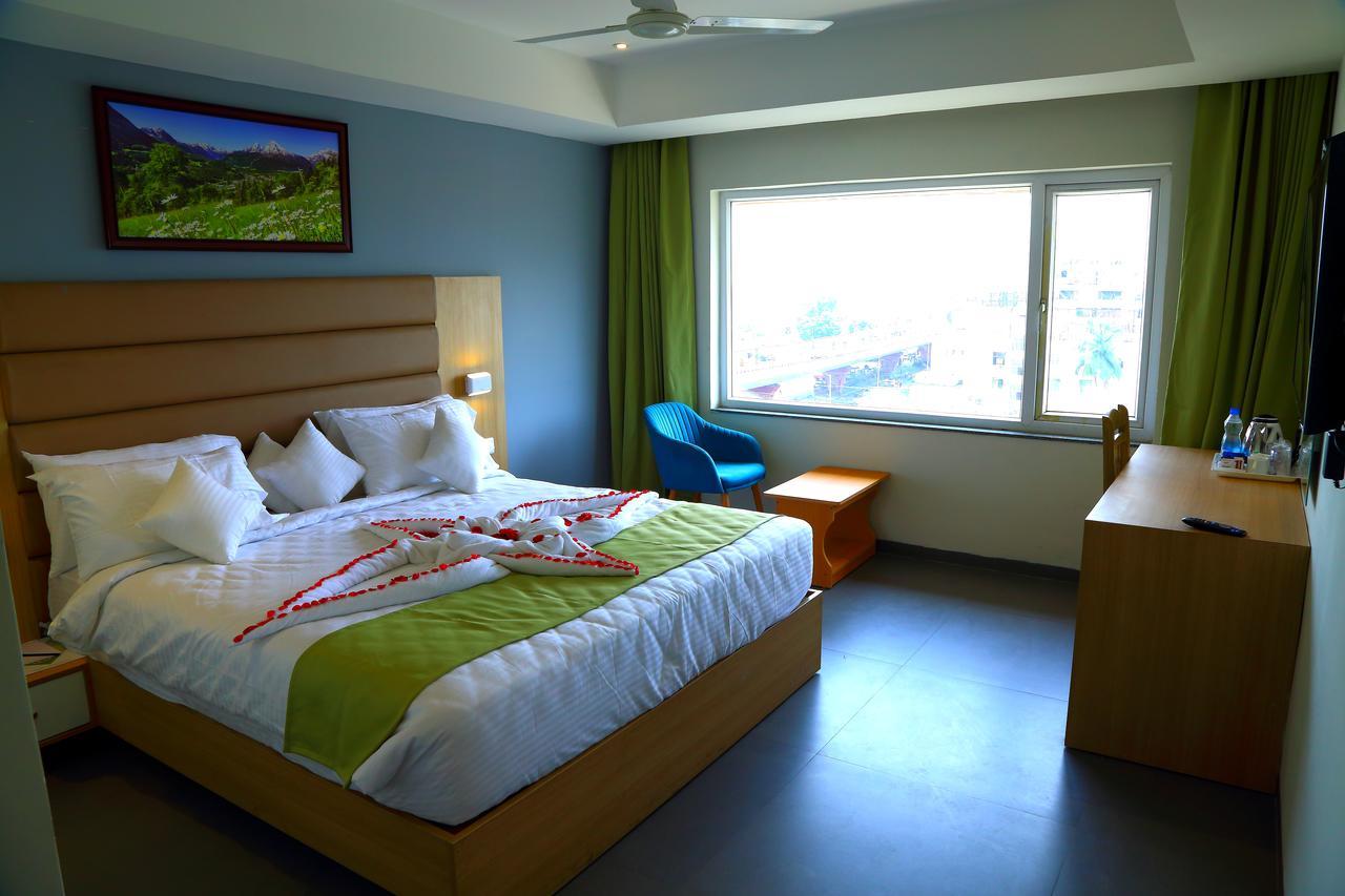 Abhayaa Hotel วิสาขปัตนัม ภายนอก รูปภาพ