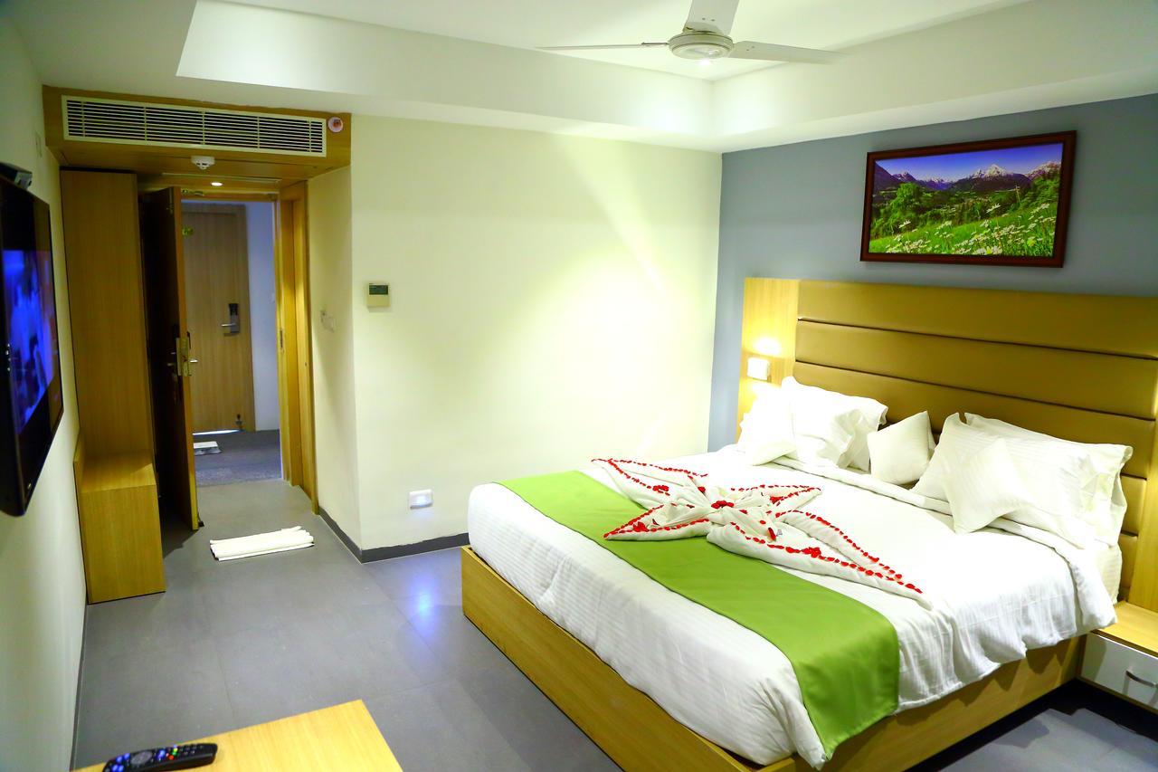 Abhayaa Hotel วิสาขปัตนัม ภายนอก รูปภาพ